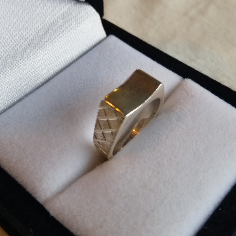 Anillo Mesa Recta o Curvo 6X10 Niño Incluye 2 Iniciales oro 9K