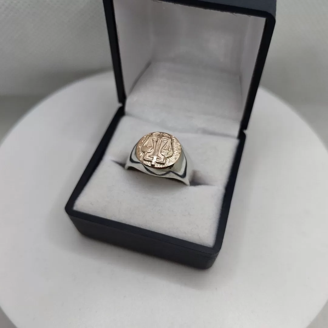 Anillo profesión abogado